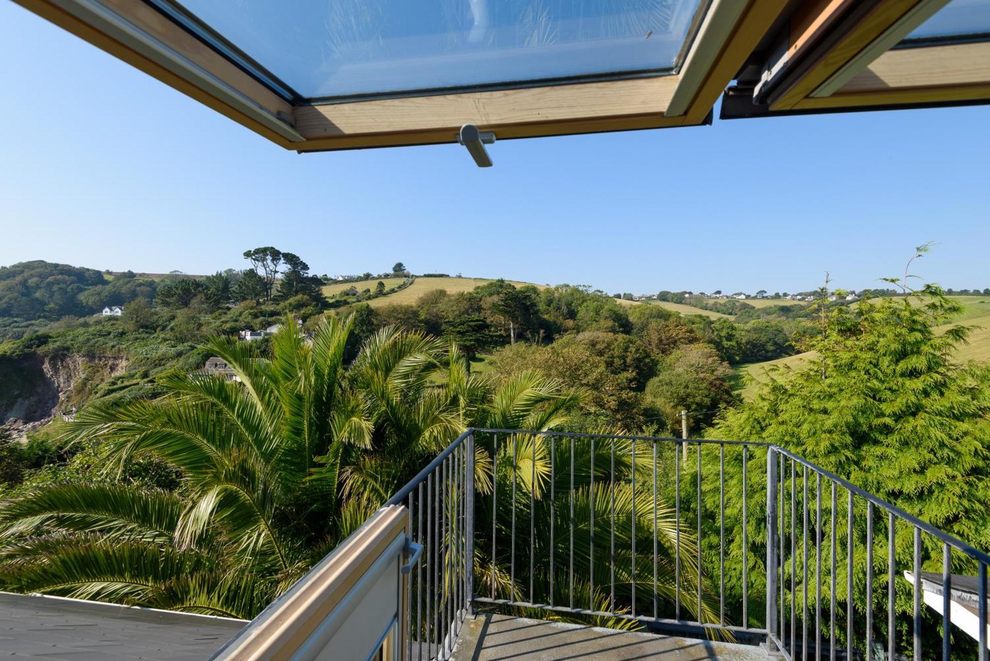 Front House With Stunning Sea Views And Free Use Of A Local Indoor Pool Vakantiehuis *