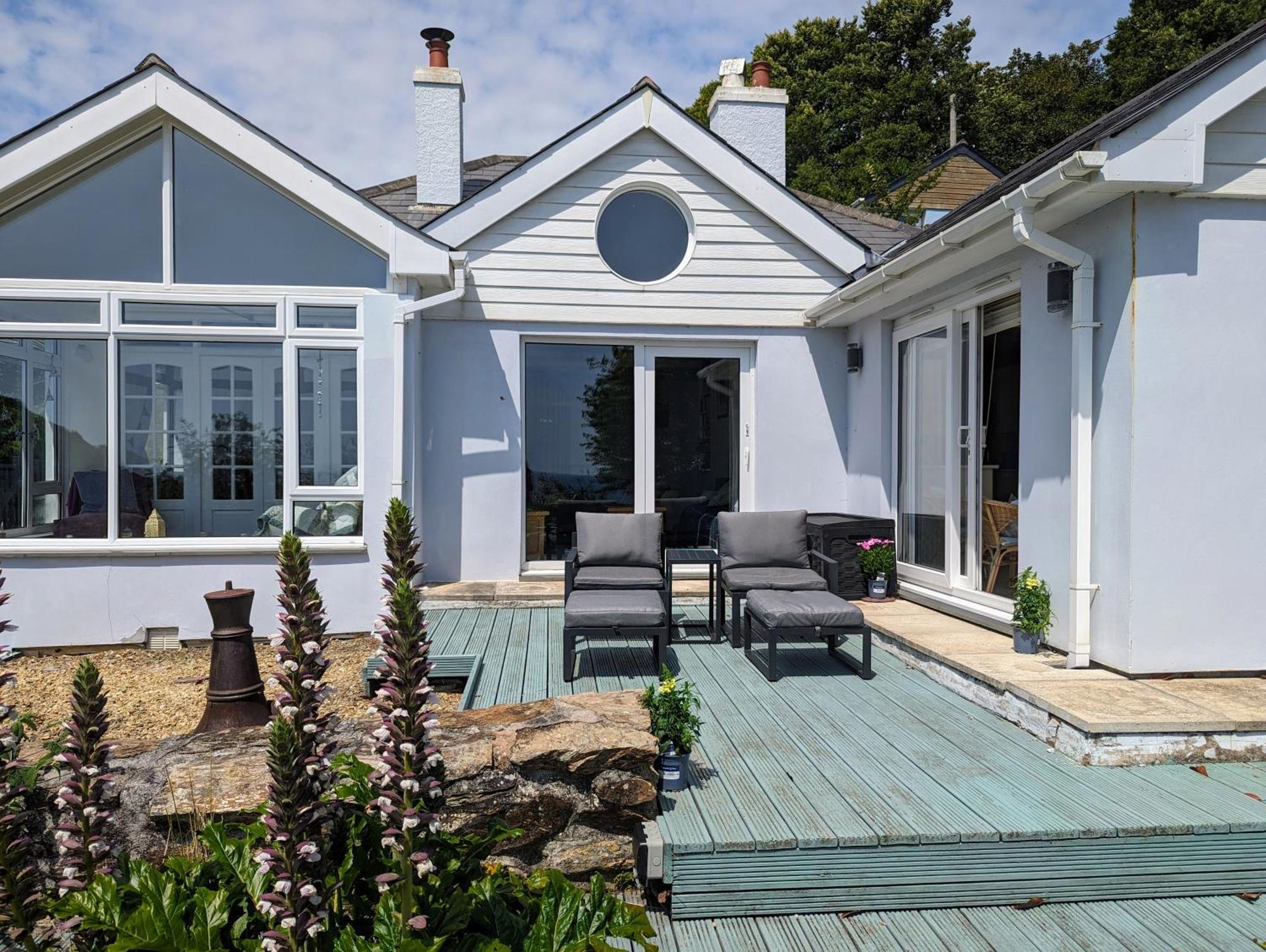 Front House With Stunning Sea Views And Free Use Of A Local Indoor Pool Vakantiehuis